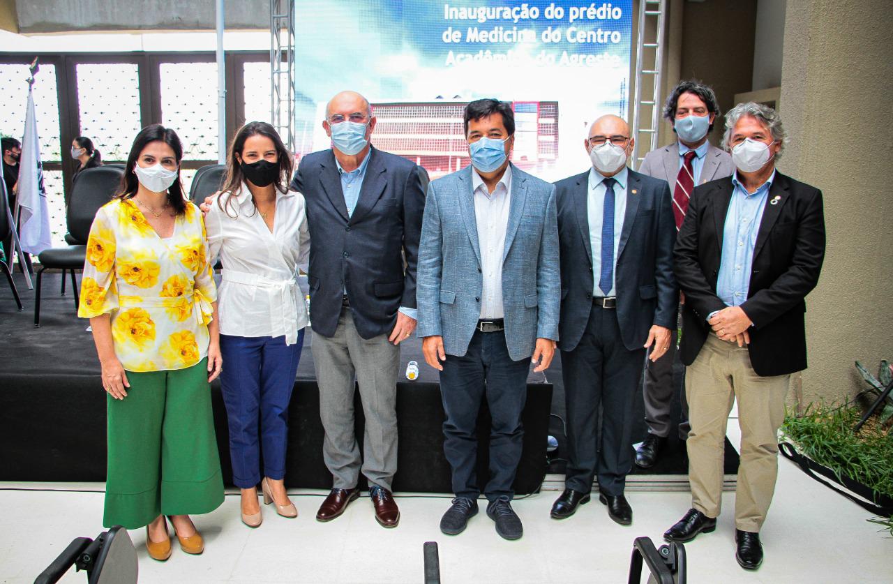 Raquel participa de inauguração do prédio de Medicina em Caruaru