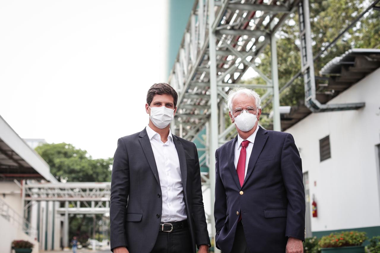 João Campos visita Butantan para conhecer detalhes da Coronavac