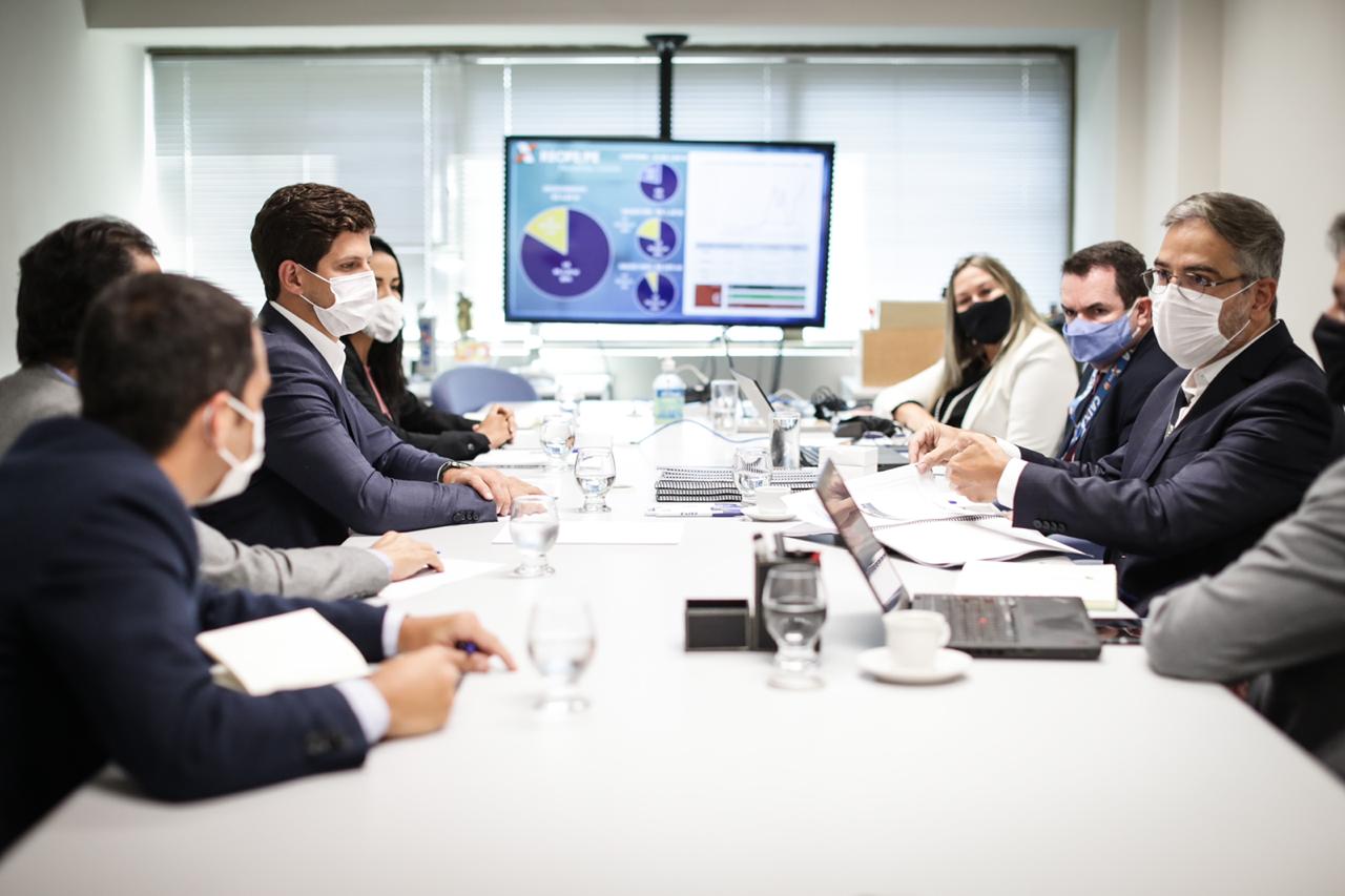 João Campos busca parcerias com a Caixa Econômica Federal