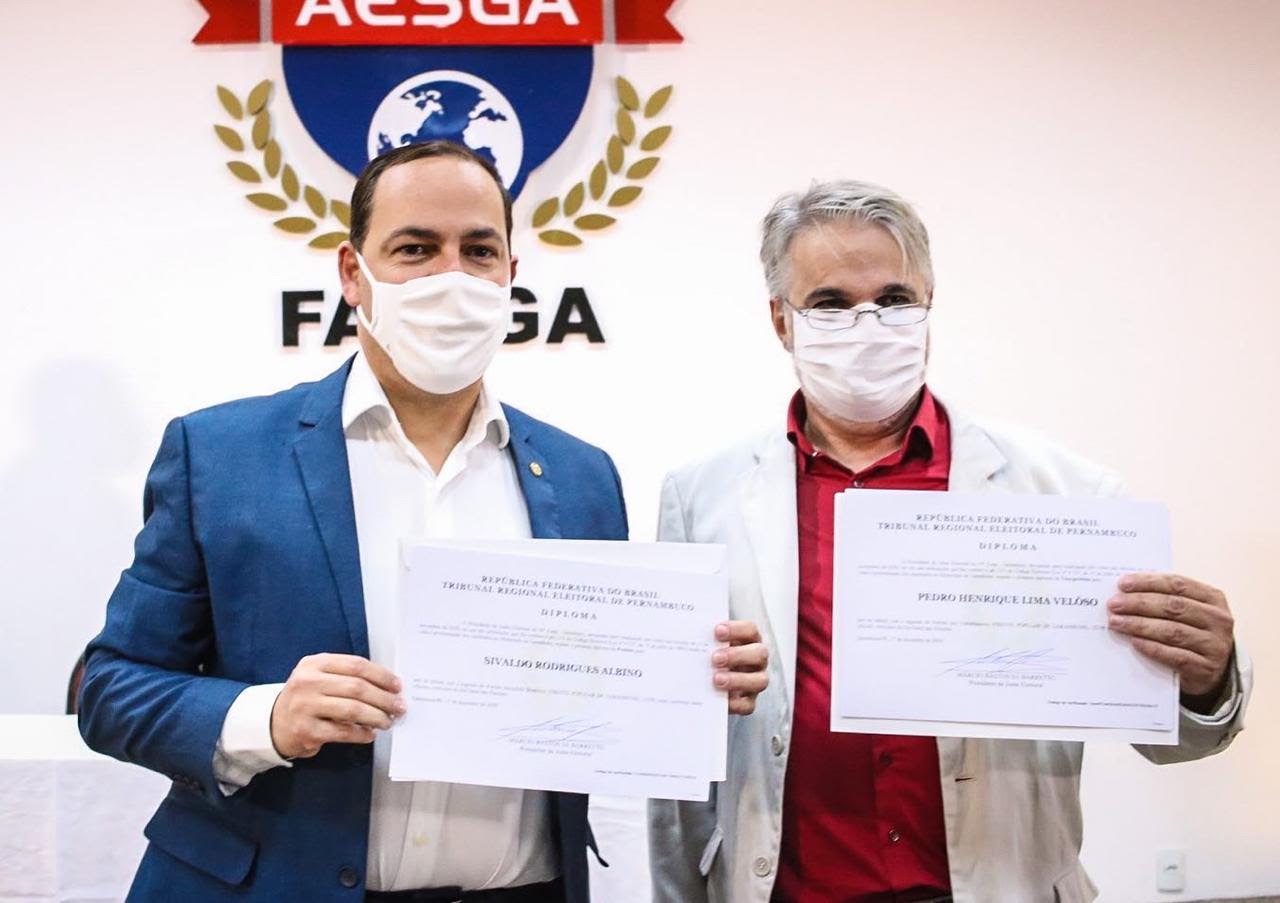 Sivaldo Albino e Pedro Veloso são diplomados em Garanhuns