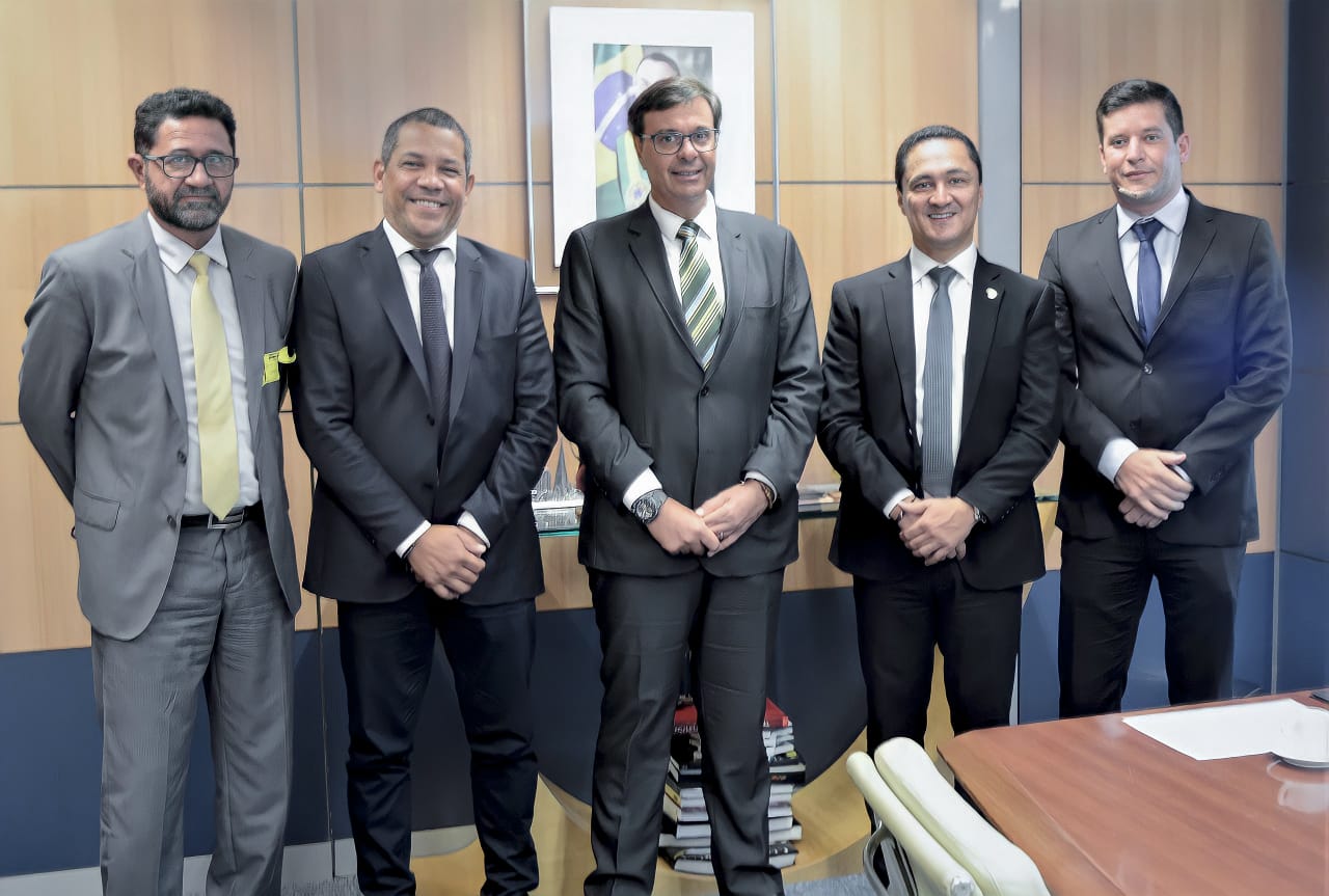 André Ferreira leva prefeitos pernambucanos até Gilson Machado