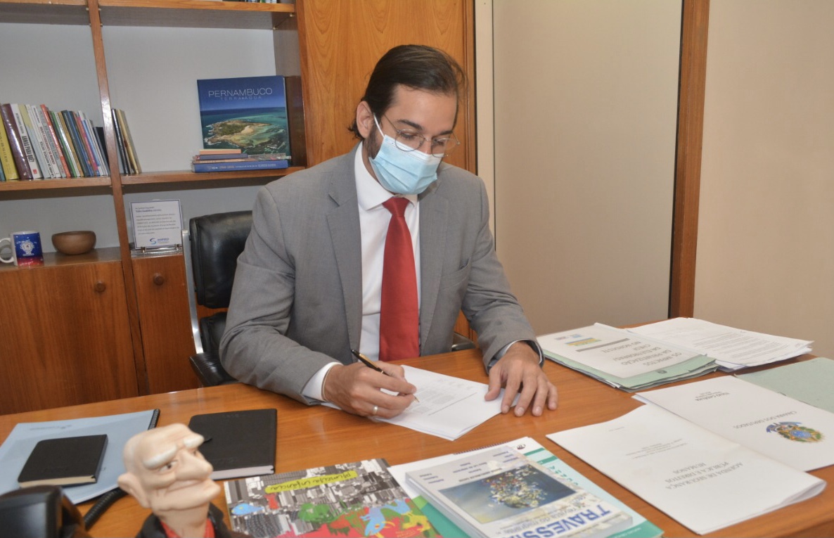 Túlio quer prioridade na vacinação de educadores do estado