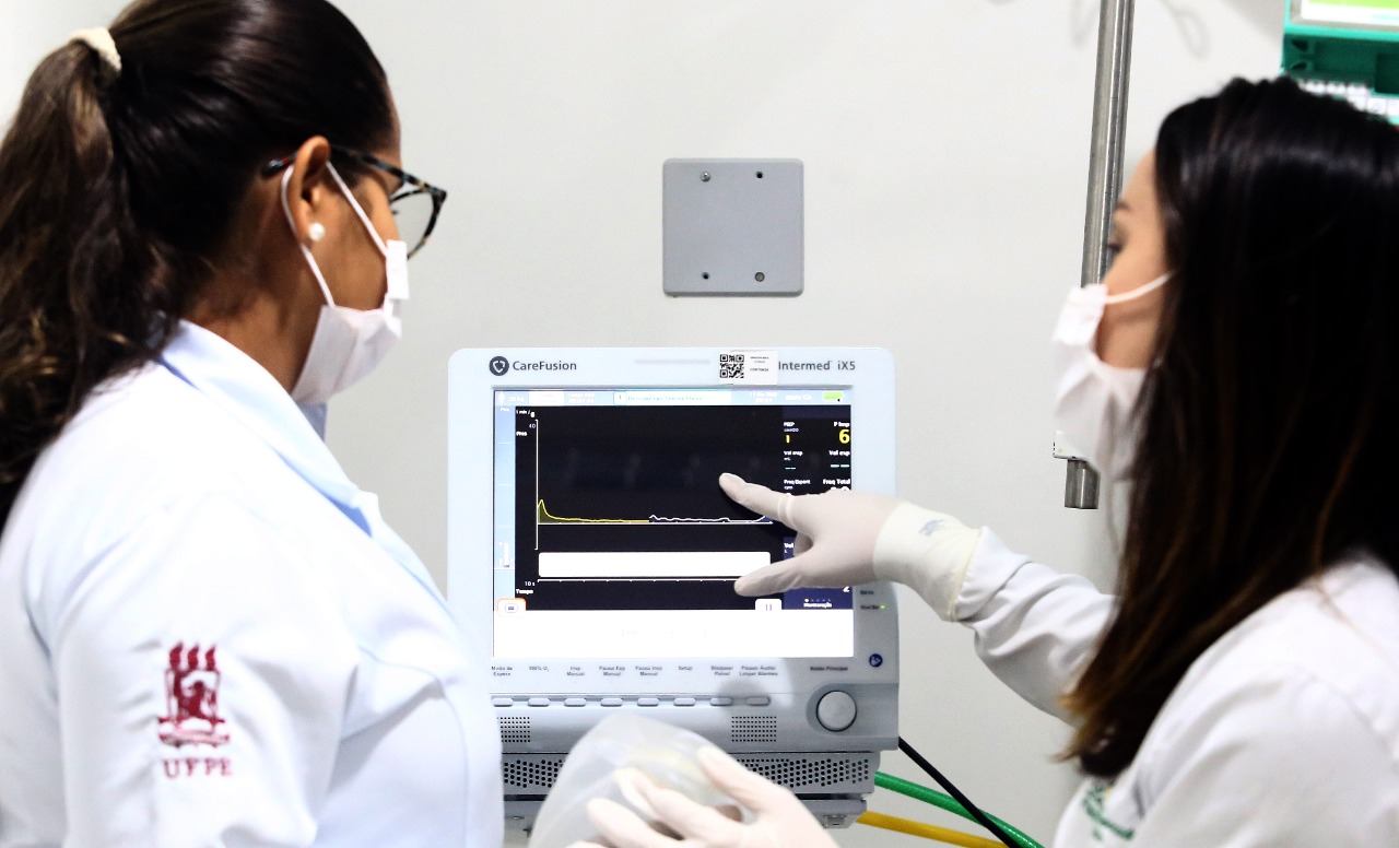 Paulo Câmara autoriza seleção com 828 vagas para a Saúde