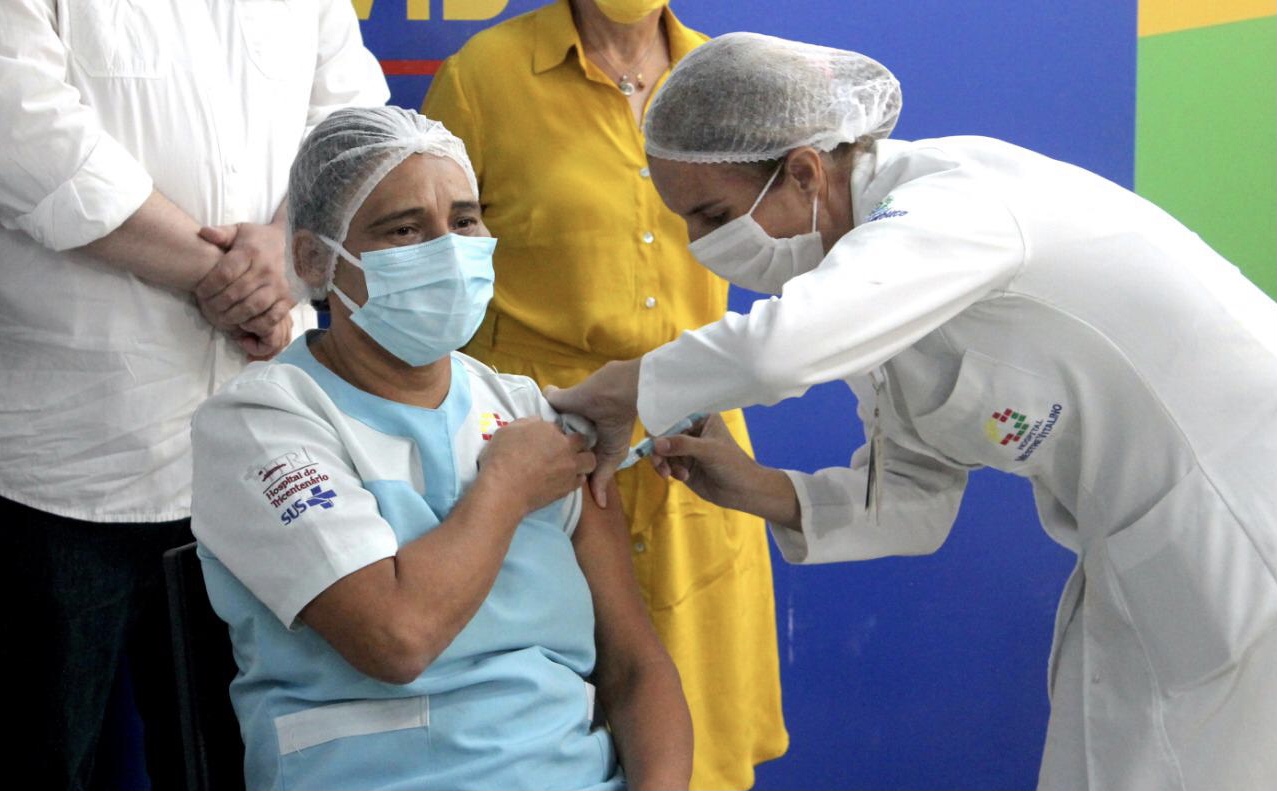 Hospital Mestre Vitalino inicia vacinação contra Covid-19