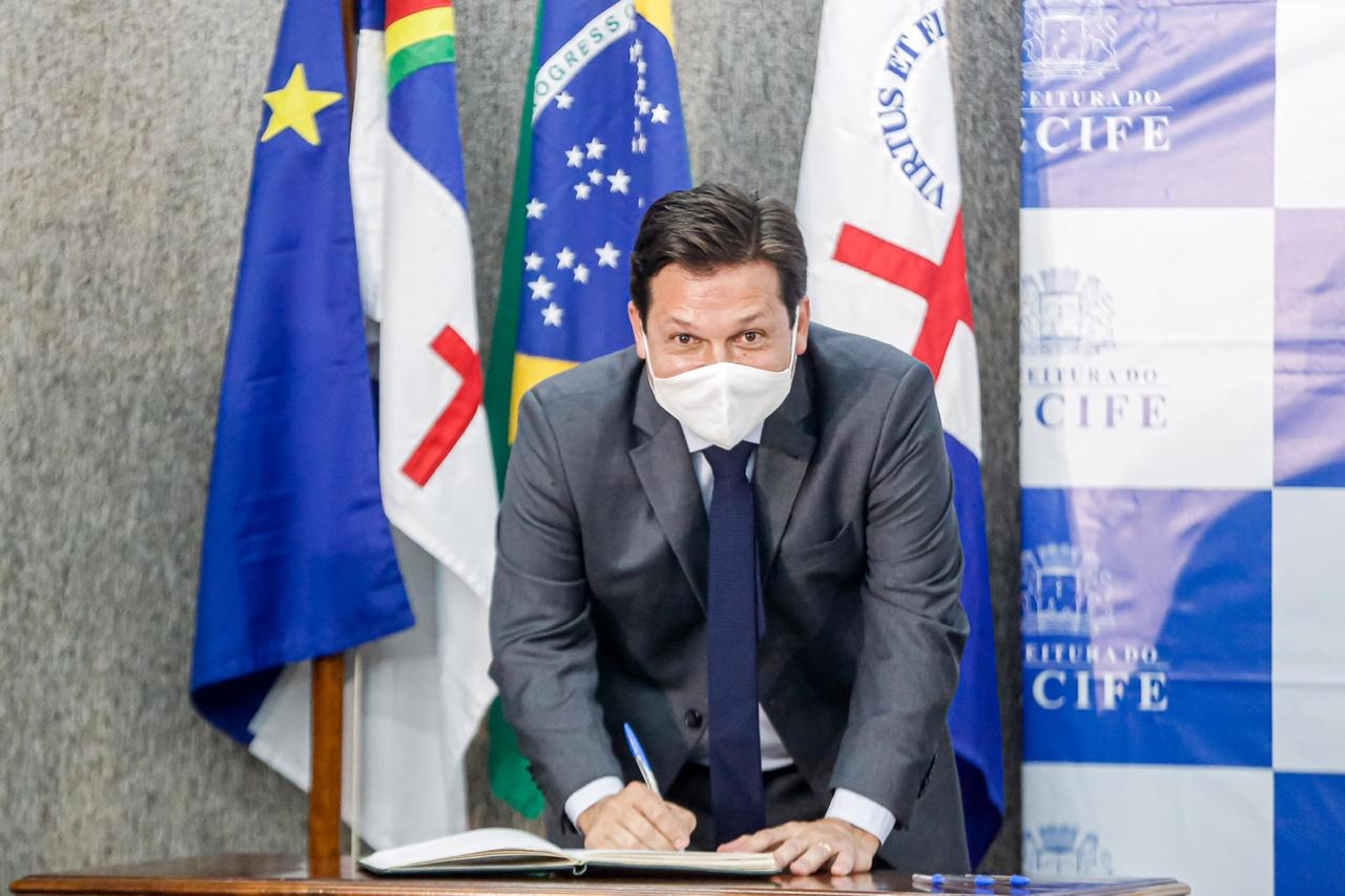 Geraldo Julio troca comando dos Portos do Recife e Suape