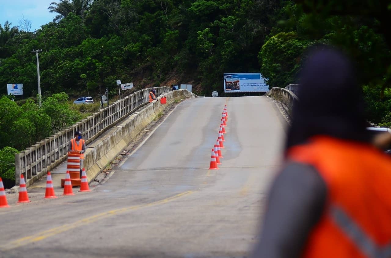 Obra na ponte de acesso à Praia de Carneiros passa por vistoria
