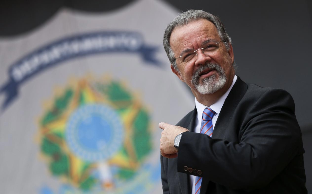 Ex-ministro envia carta ao STF contra decretos de armamento