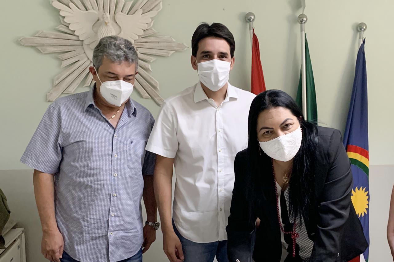 Silvio anuncia emendas para Riacho das Almas e Jataúba