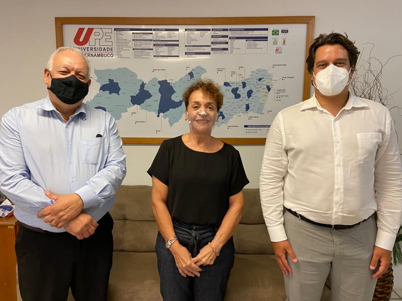 Laura Gomes reforça busca por soluções para Fafica