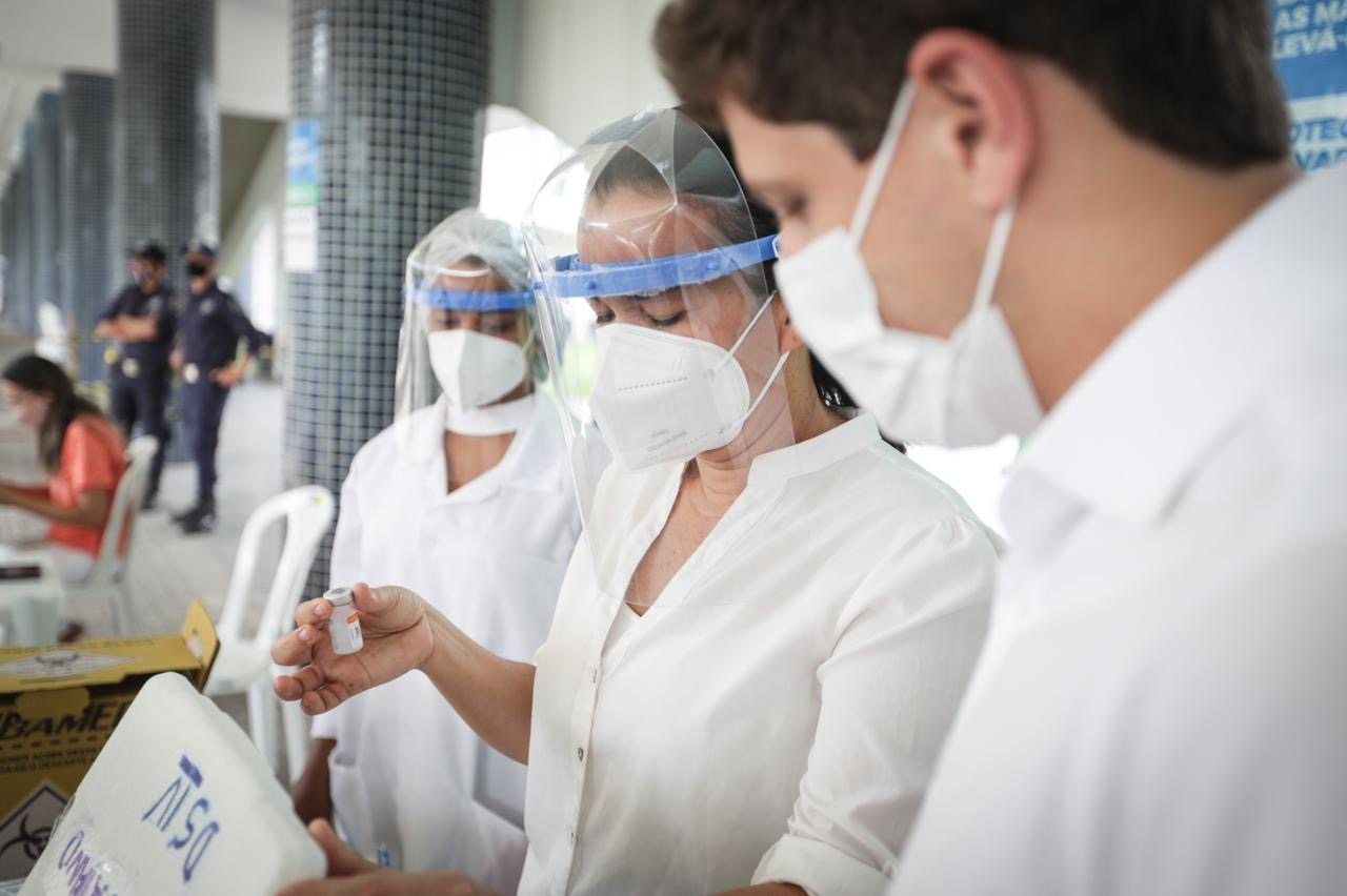 João Campos monitora vacinação no Compaz Ariano Suassuna