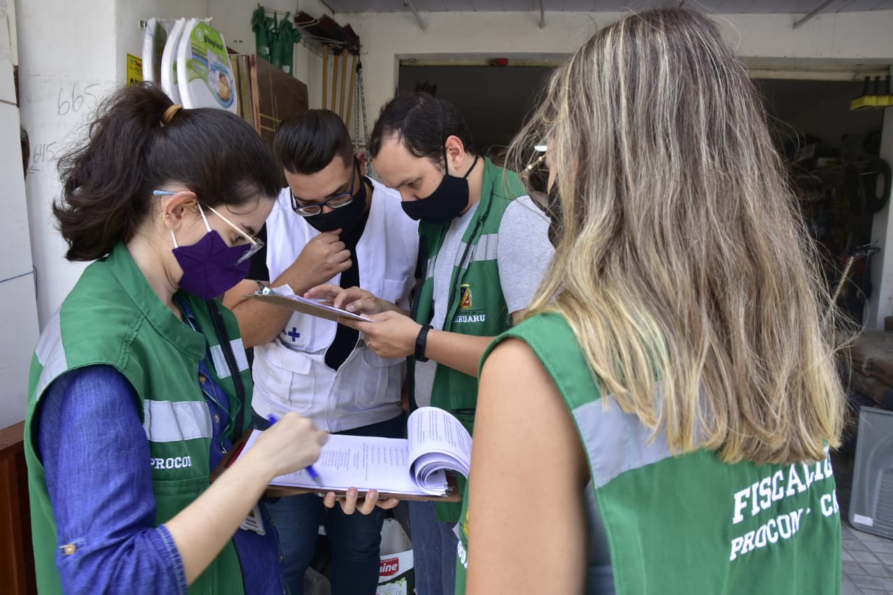 Estabelecimentos são notificados em Caruaru durante fiscalização