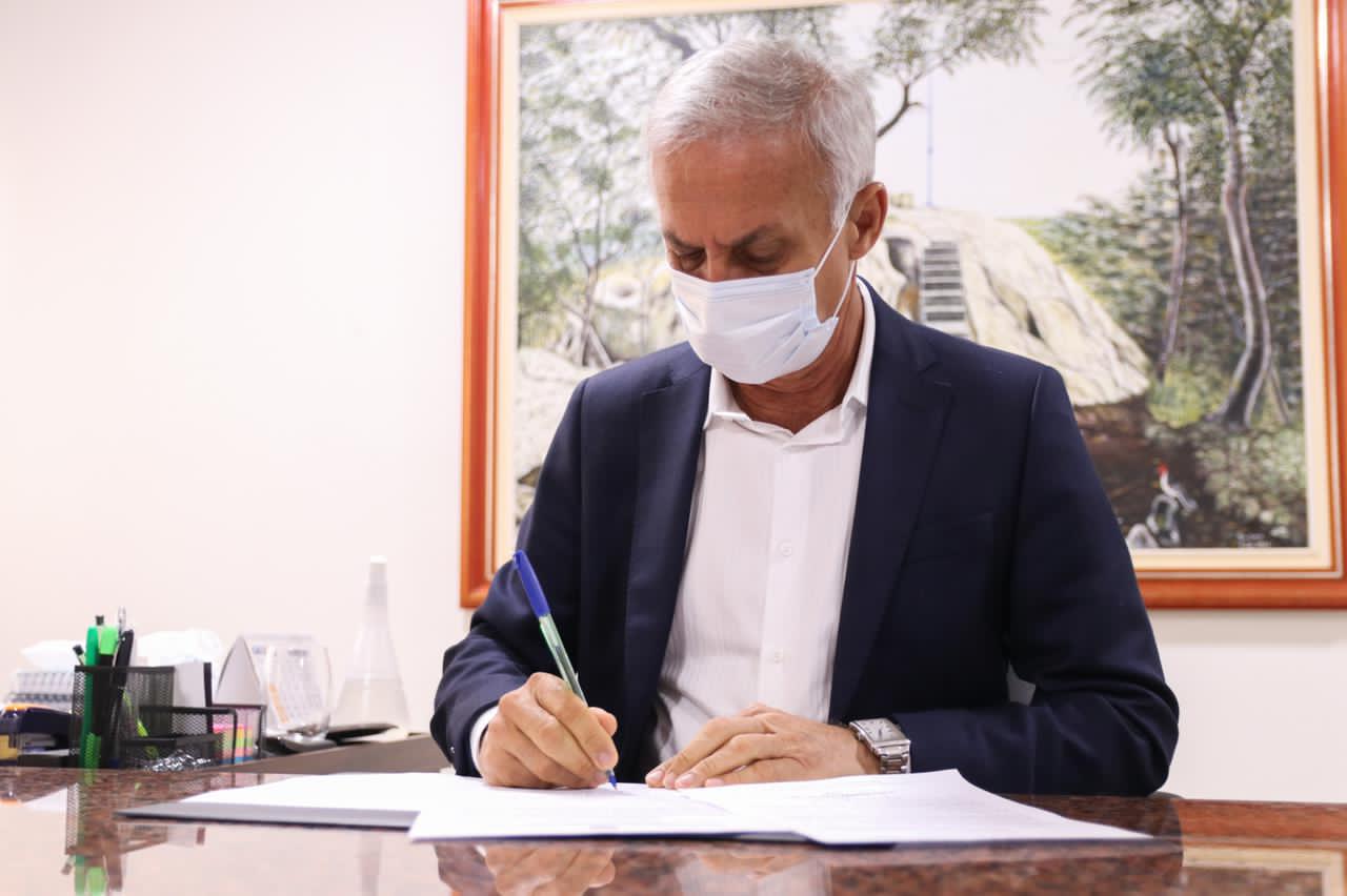 Prefeito de Vitória sanciona lei que autoriza compra de vacinas