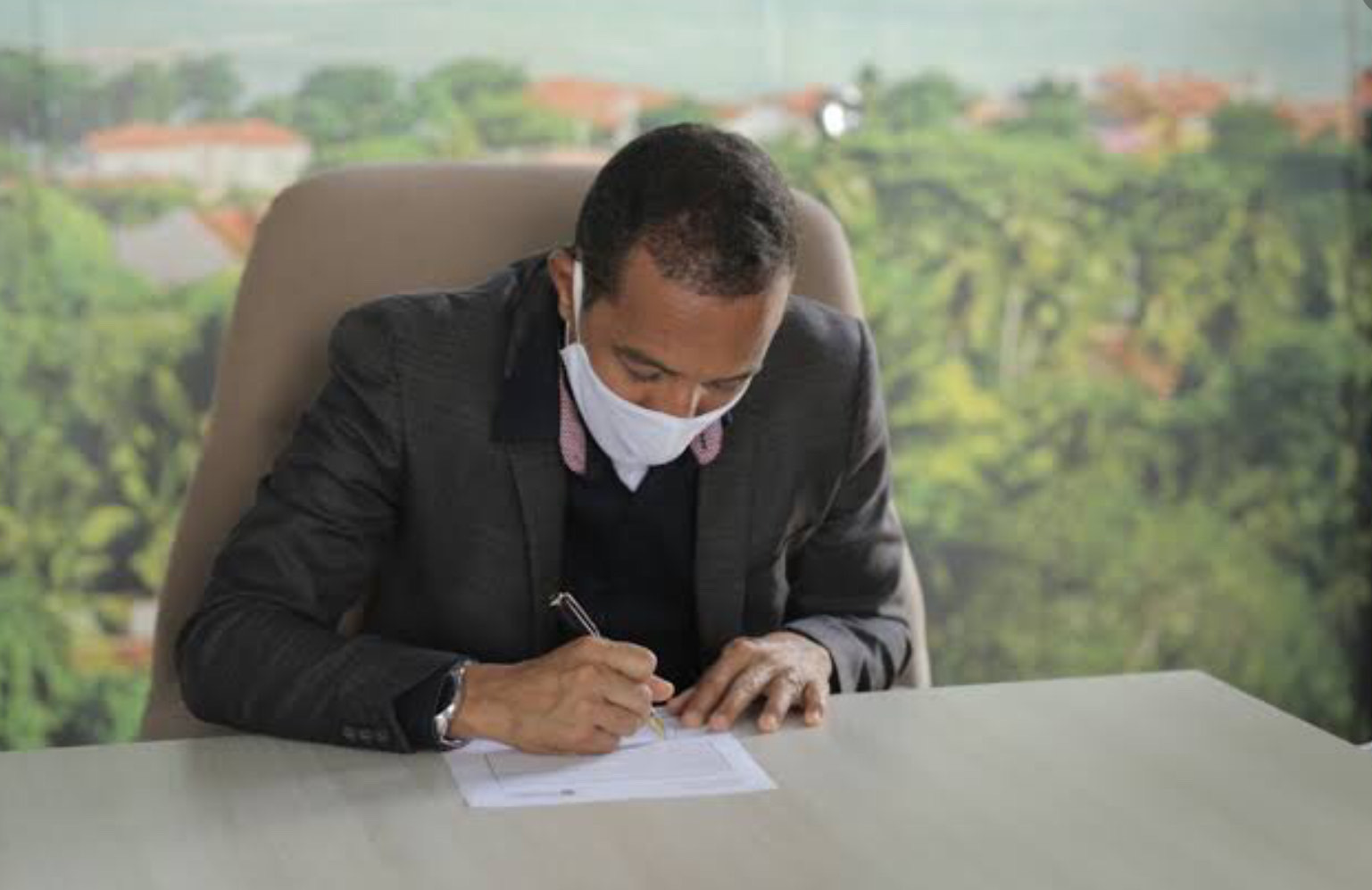 Lupércio sanciona lei para entrega de auxílios aos mais vulneráveis