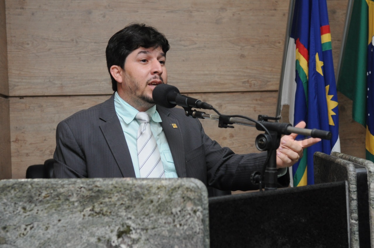 Fagner questiona Prefeitura por nova licitação de Cartão Alimentação da rede de ensino