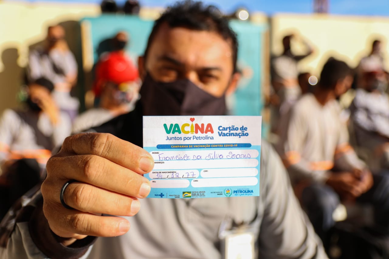 Garis de Petrolina começam a ser vacinados contra Covid-19