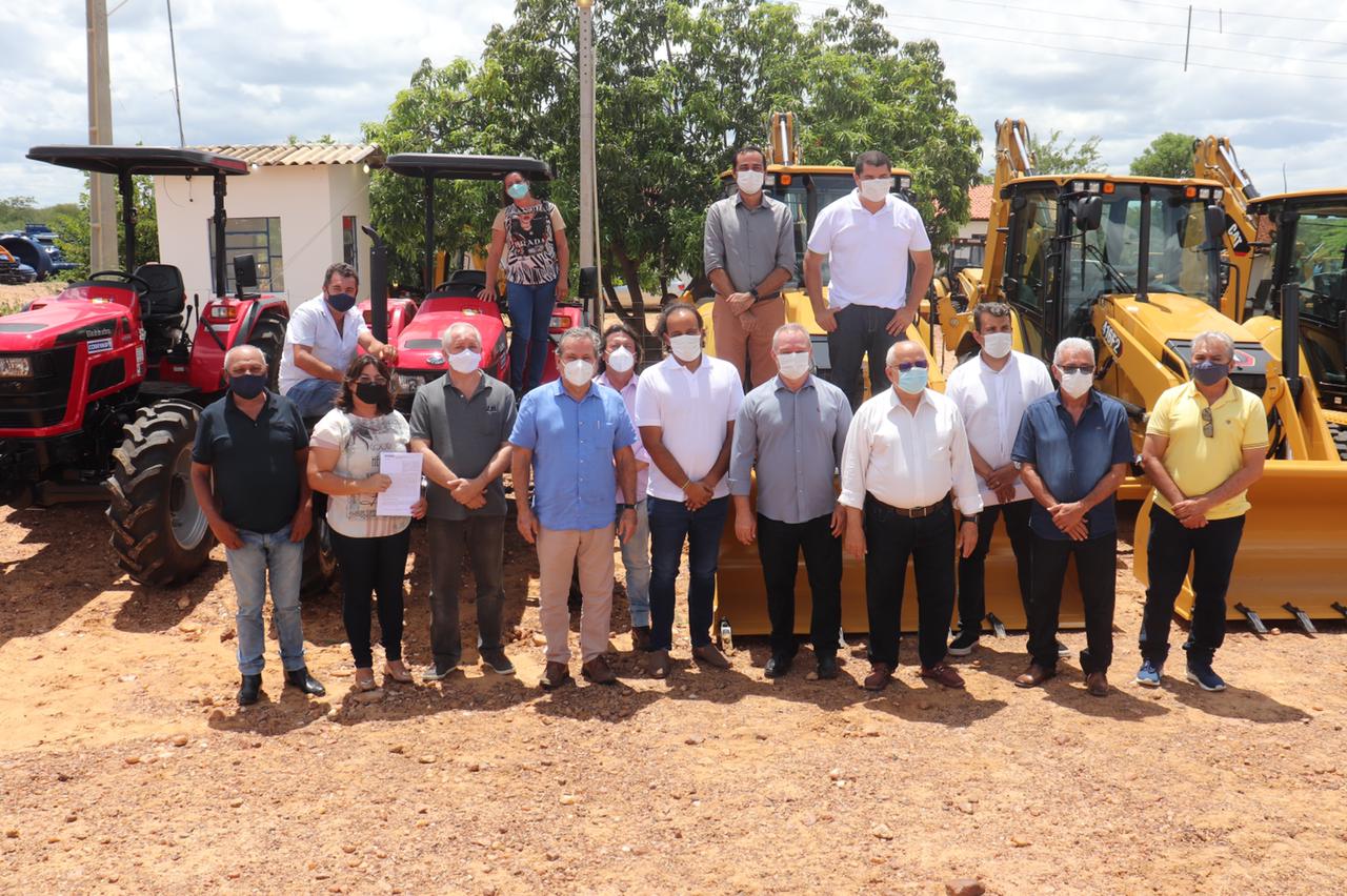 Tadeu realiza entrega de equipamentos no Agreste e Sertão