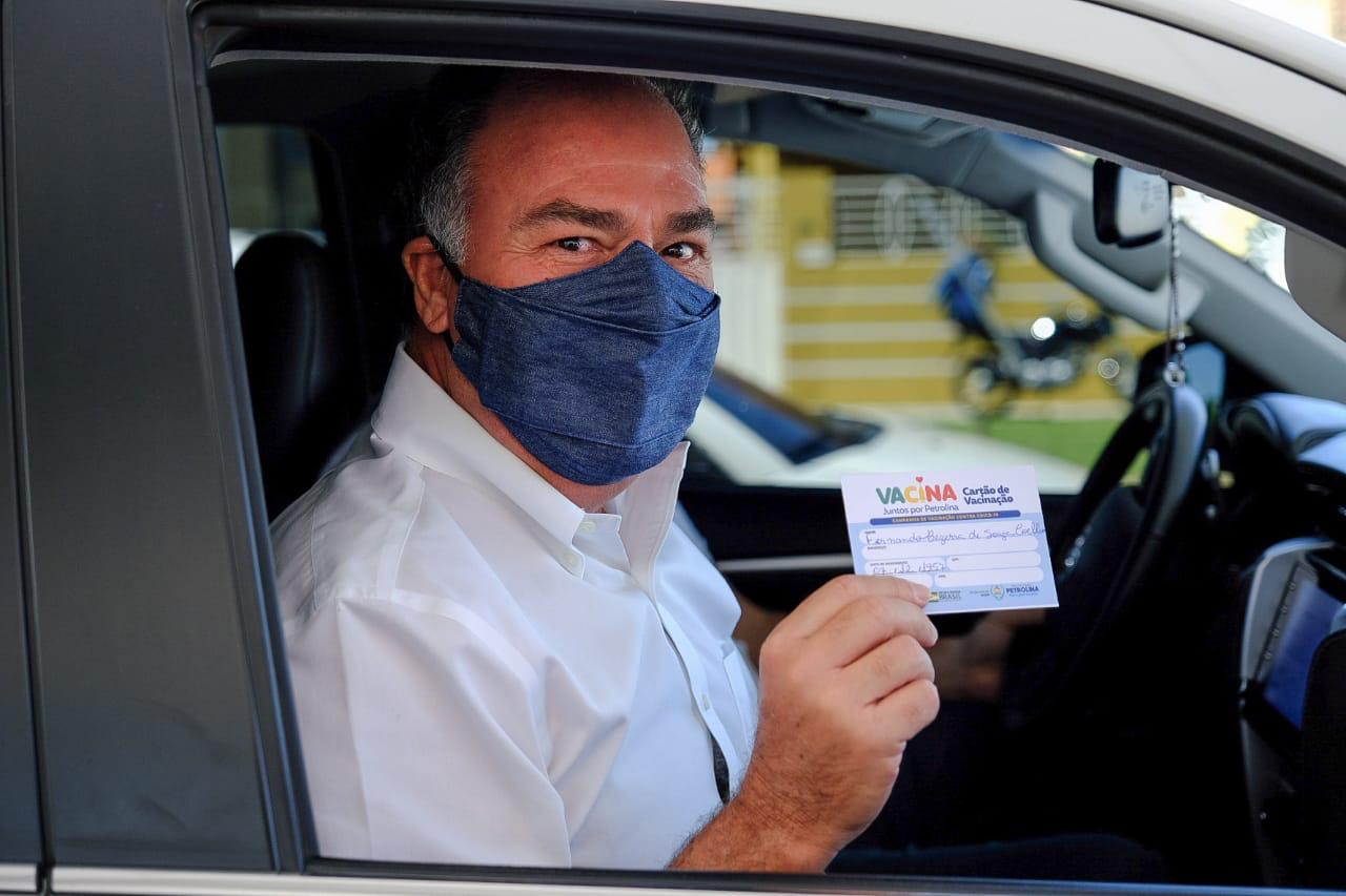 Fernando Bezerra Coelho recebe a primeira dose da vacina