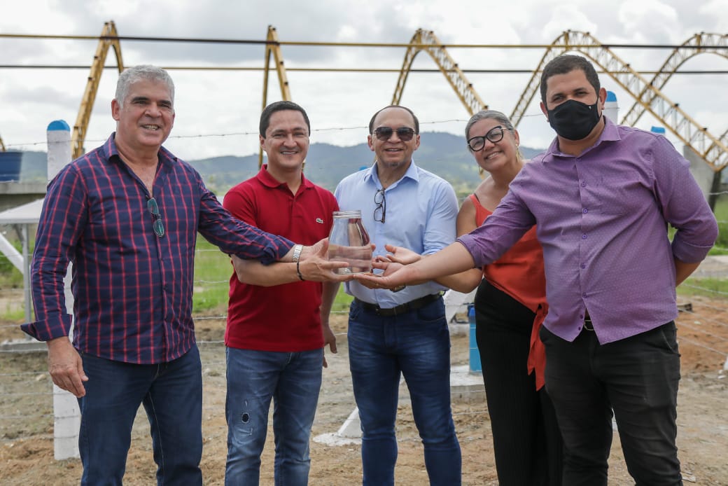 André Ferreira entrega poço artesiano em distrito de Pombos