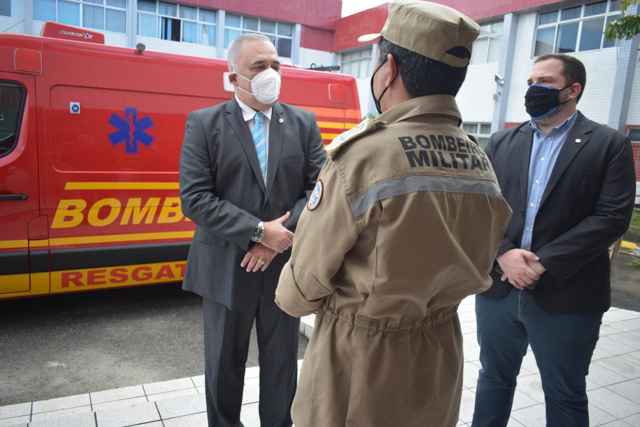 Marco Aurélio entrega ambulância ao Corpo de Bombeiros