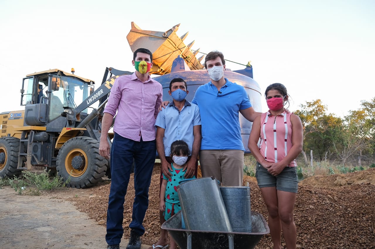 Em Petrolina, Miguel Coelho inicia entrega de 1 mil cisternas