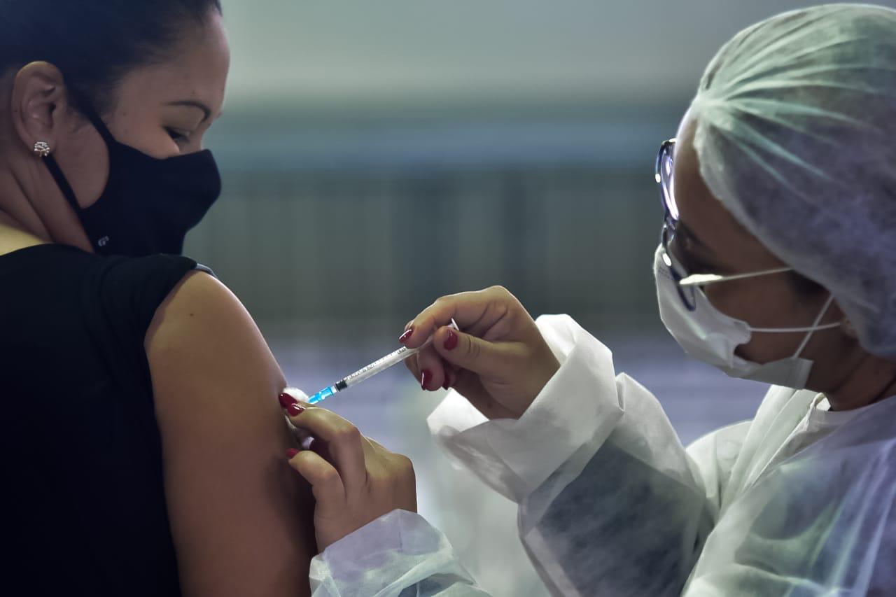 Caruaru inicia vacinação dos trabalhadores da educação