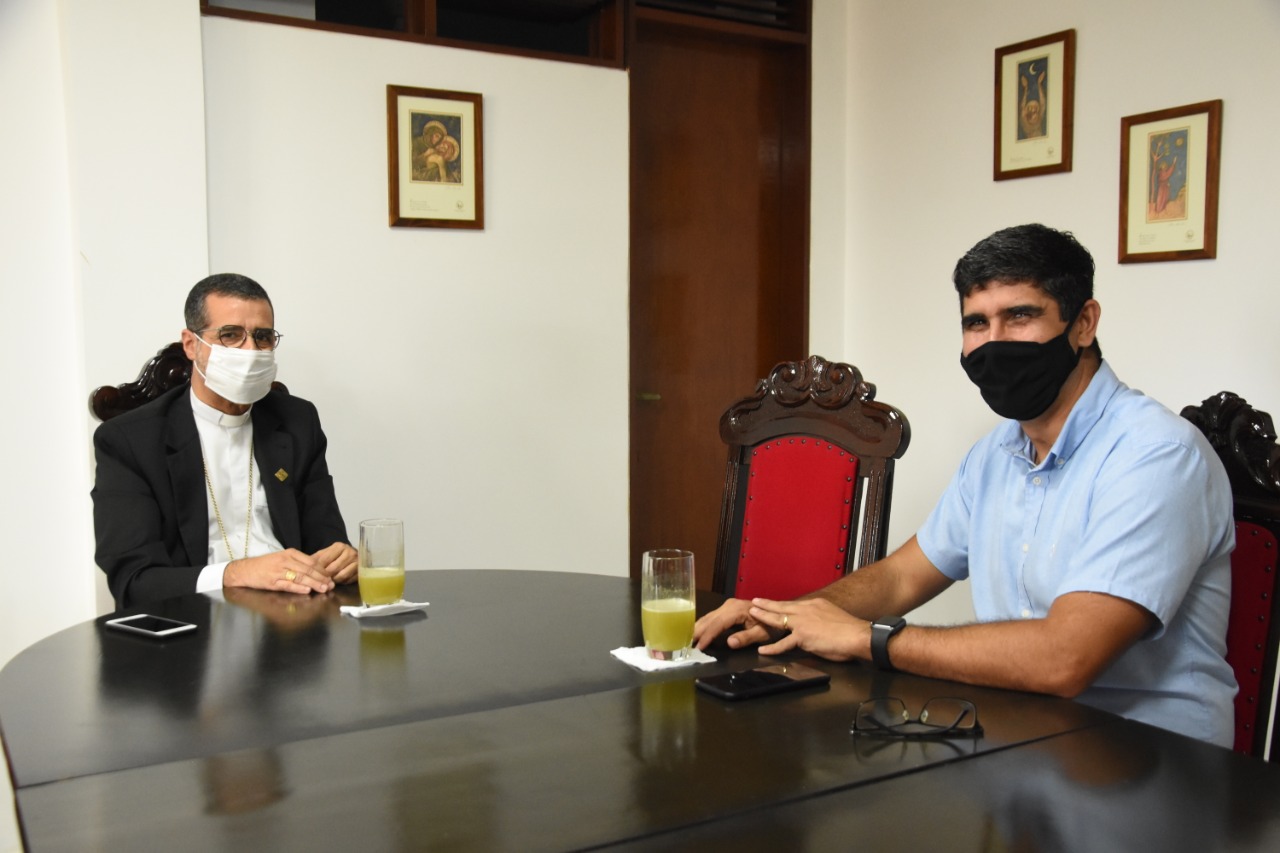 Lessa debate medidas restritivas com bispo de Caruaru