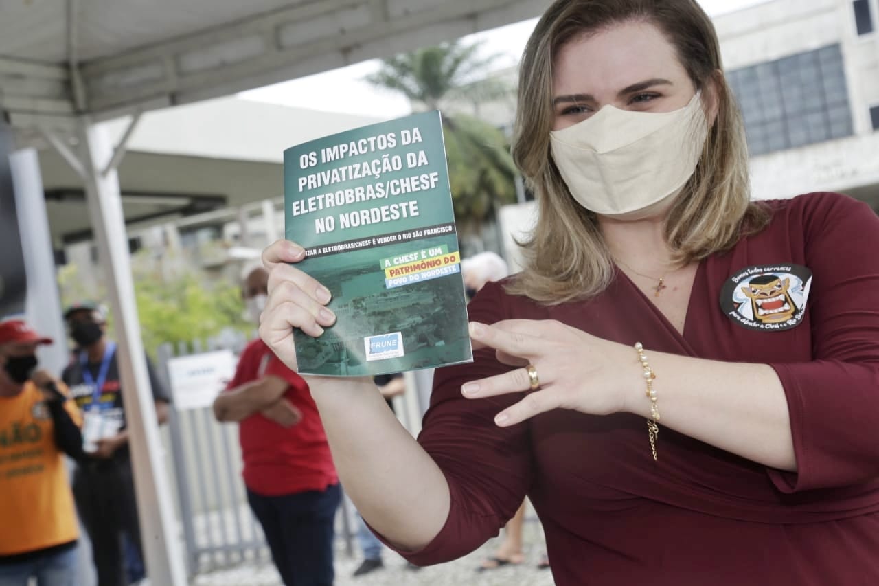 Marília participa de ato contra a privatização da Eletrobras