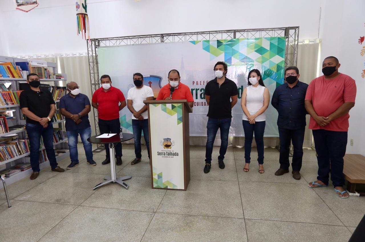 Prefeita de Serra Talhada assina ordem para reforma de praças