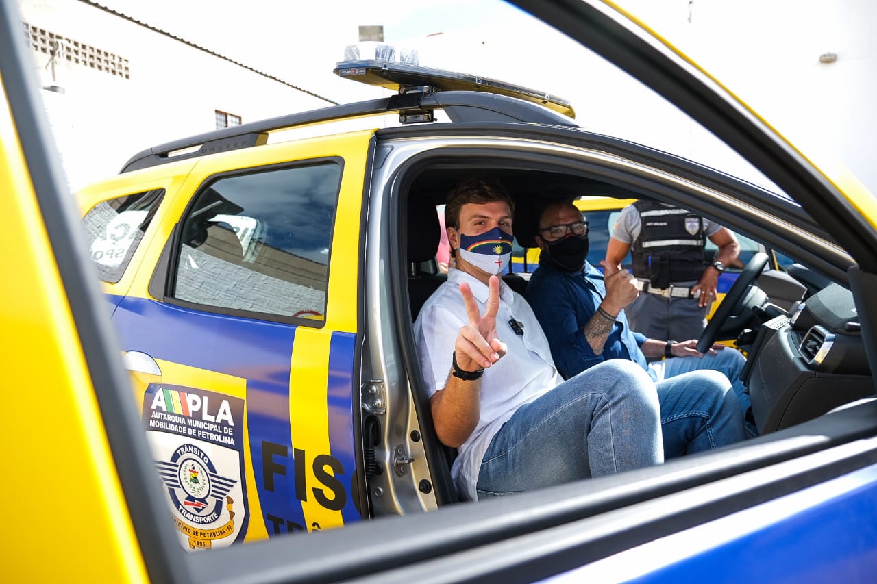 Miguel entrega nova frota de veículos para monitoramento do trânsito