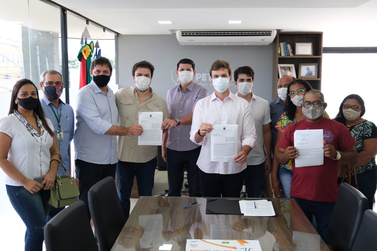 Miguel Coelho assina convênio para levar água a assentamentos