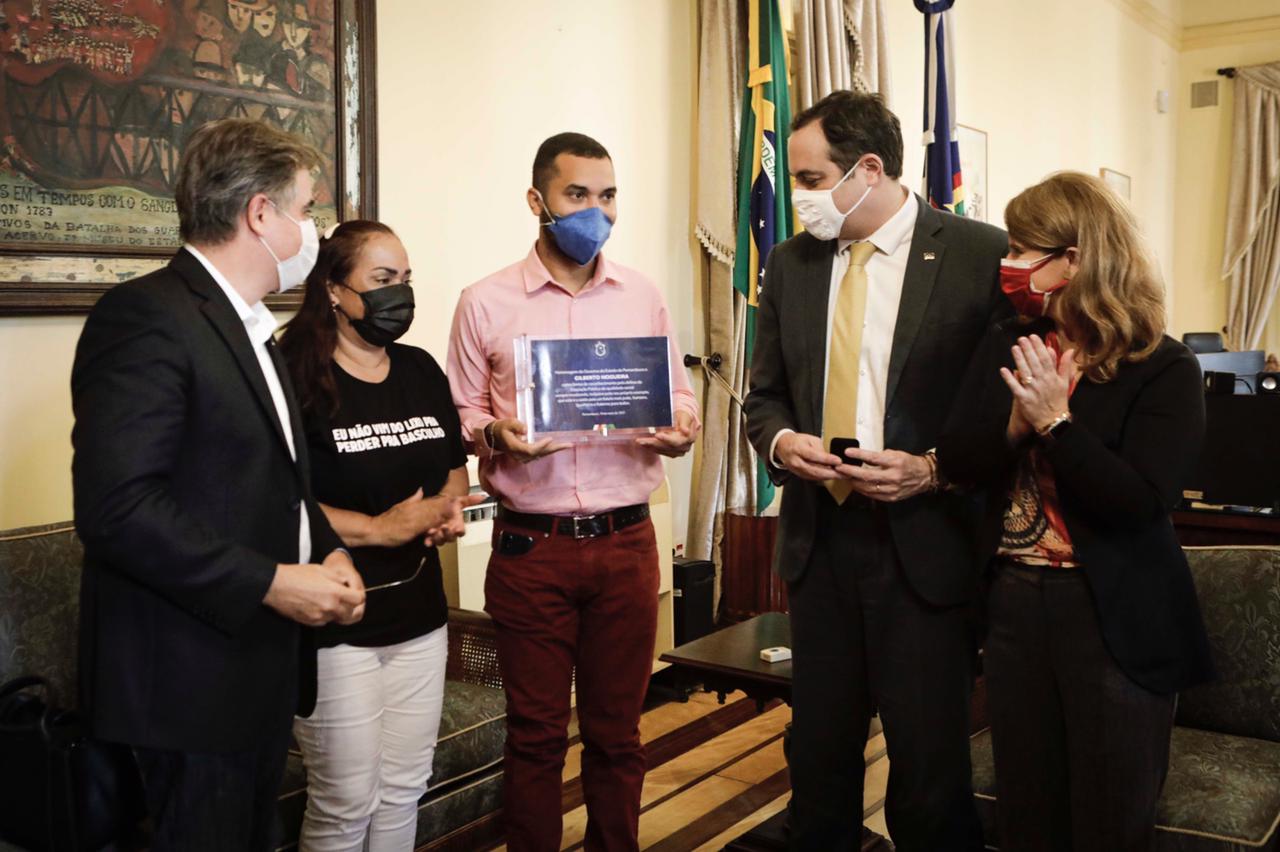 Governador de Pernambuco recebe visita de Gil do Vigor