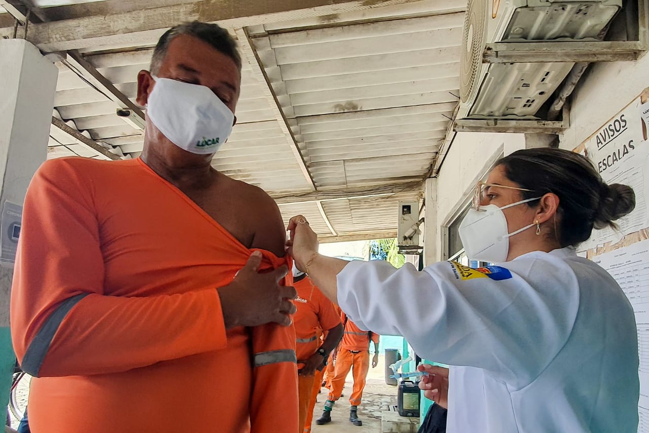 Profissionais da limpeza urbana são vacinados em Olinda