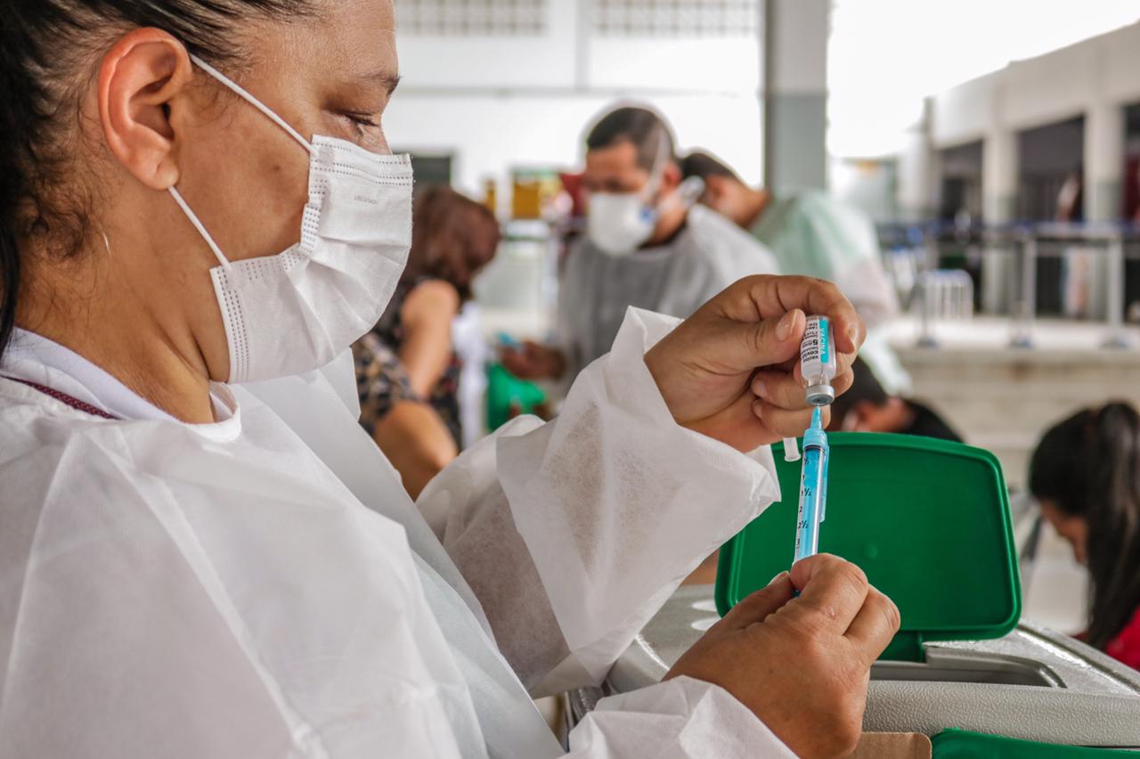 Caruaru vacina mais de 90% dos agentes da limpeza urbana