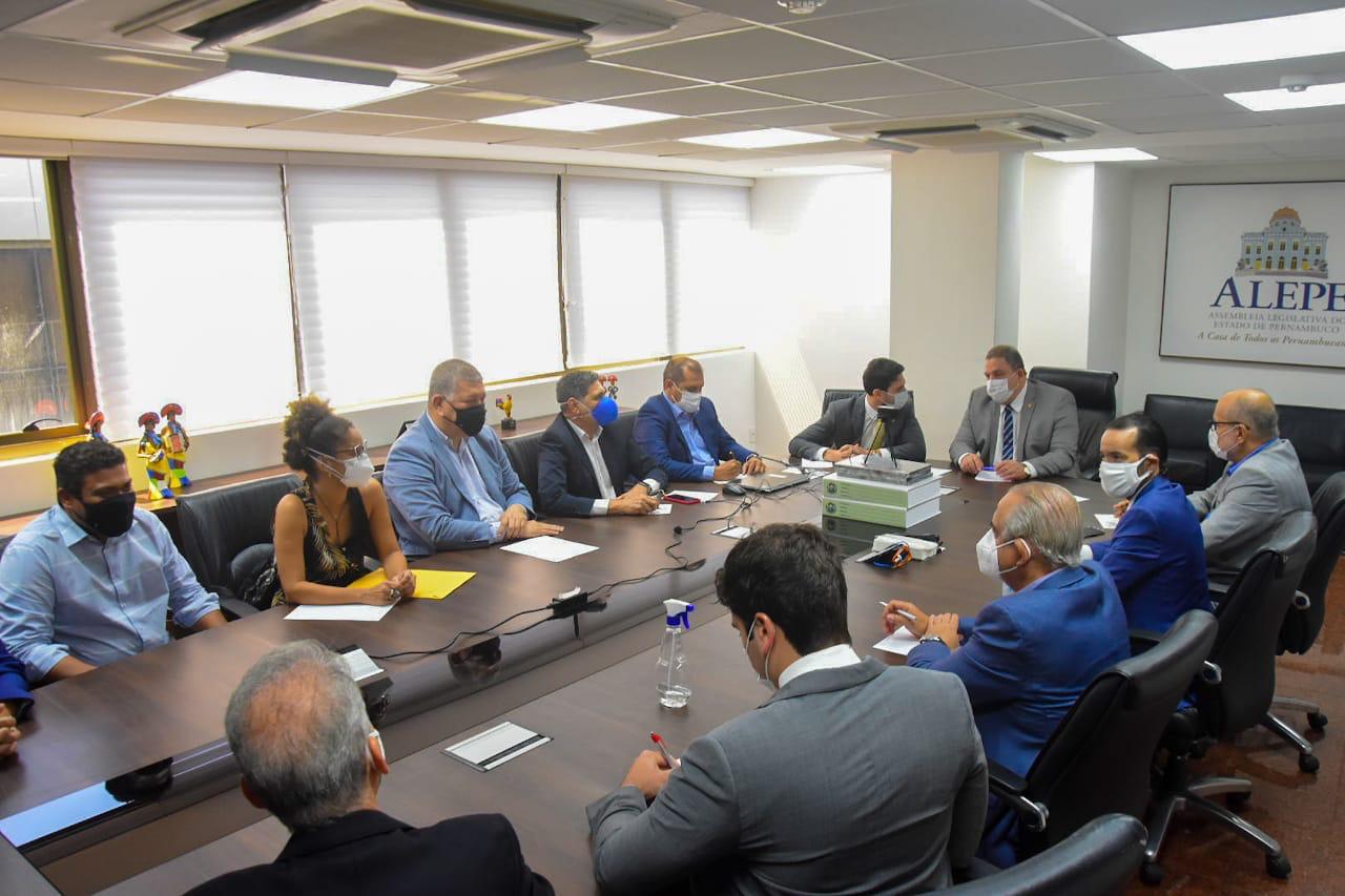 Deputados se reúnem com chefe da SDS após violência policial