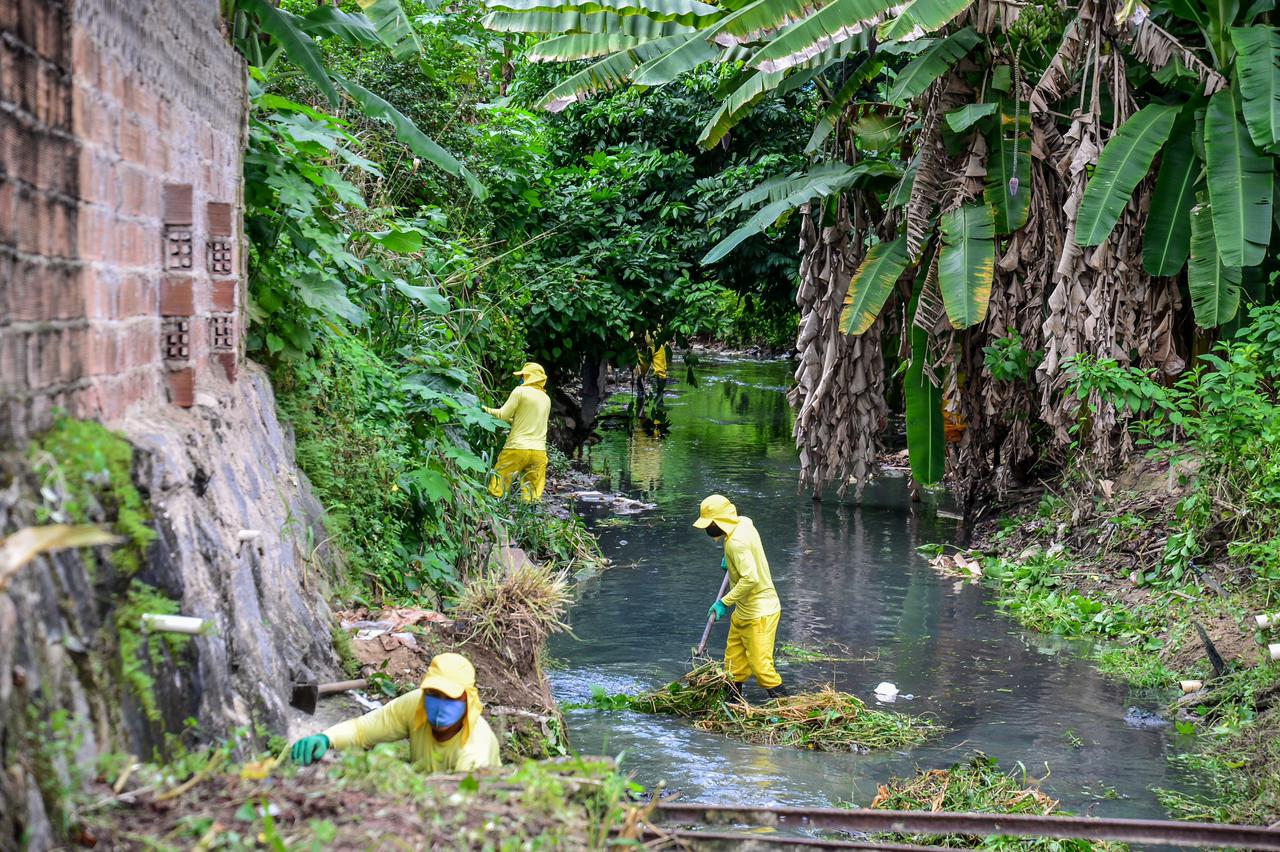 Camaragibe intensifica limpeza de canais em toda a cidade