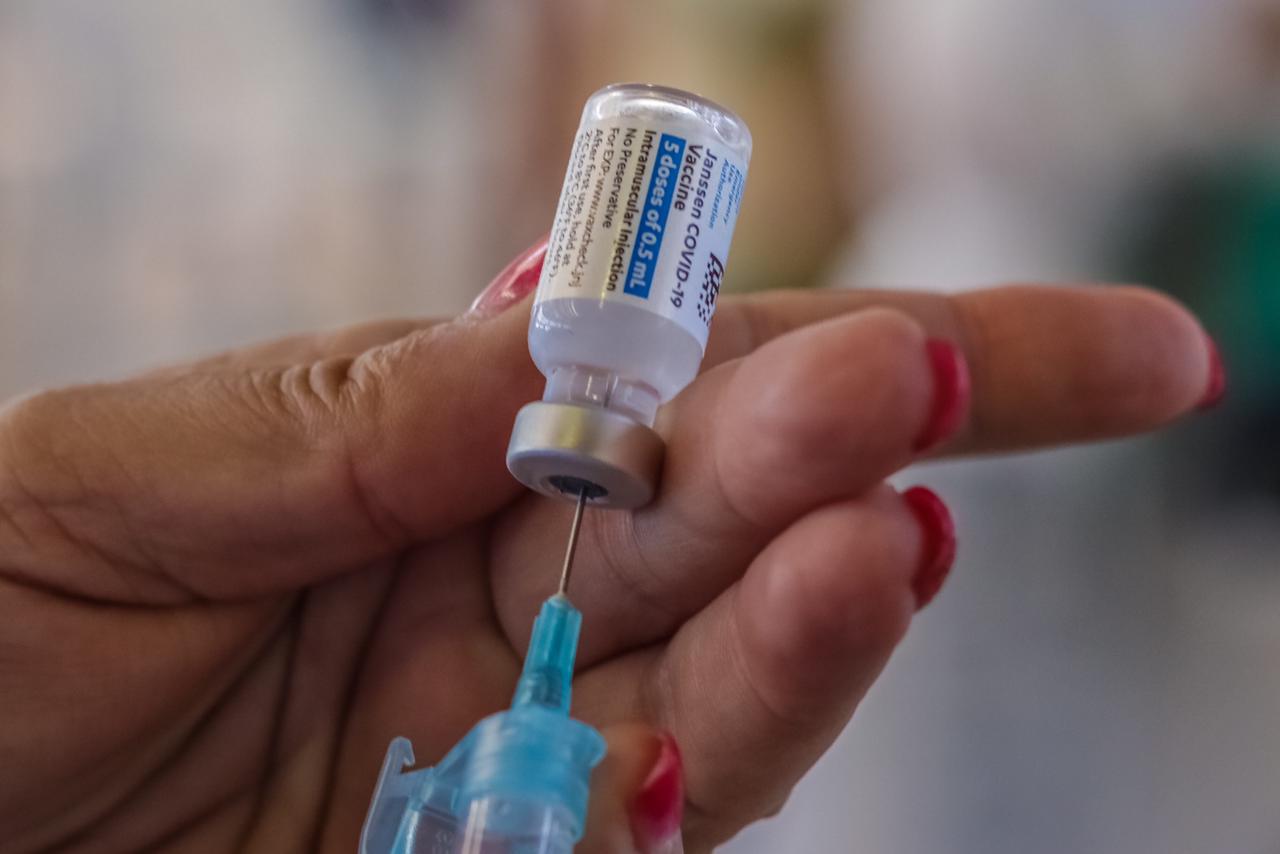 Primeiras doses da Janssen começam a ser aplicadas em Caruaru