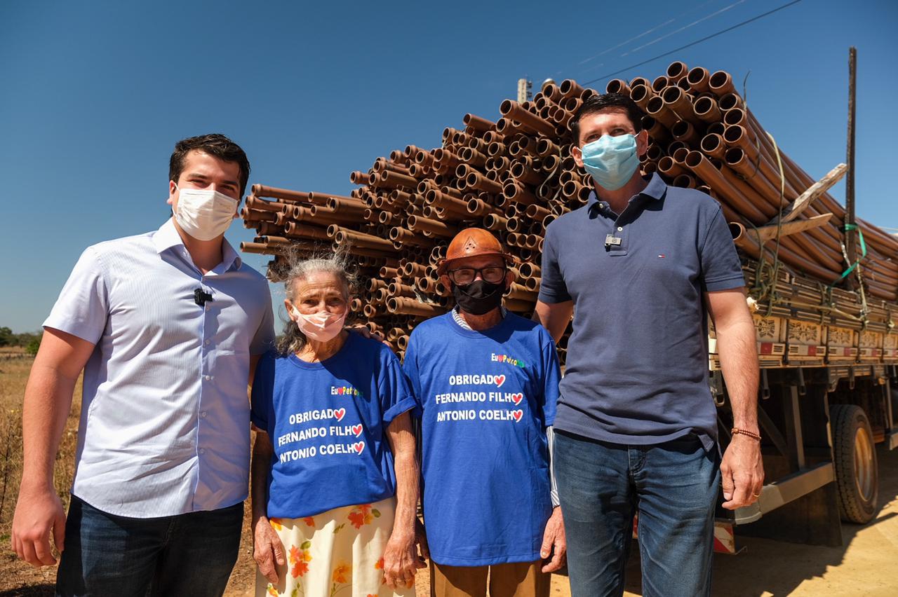 Antonio Coelho entrega 4.200 metros de canos para abastecer zona rural de Petrolina