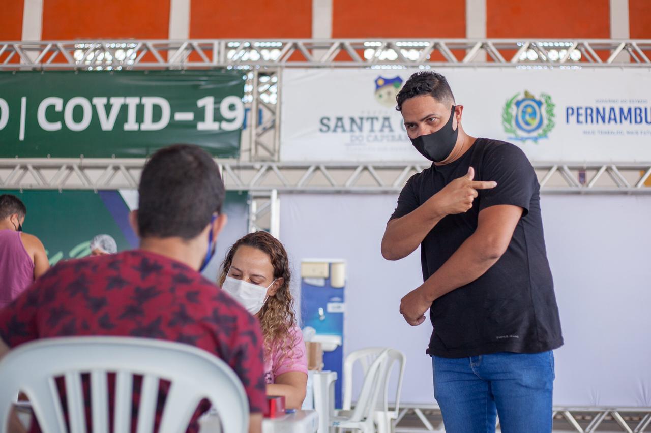 Centro de Vacinação de Santa Cruz conta com intérprete de Libras