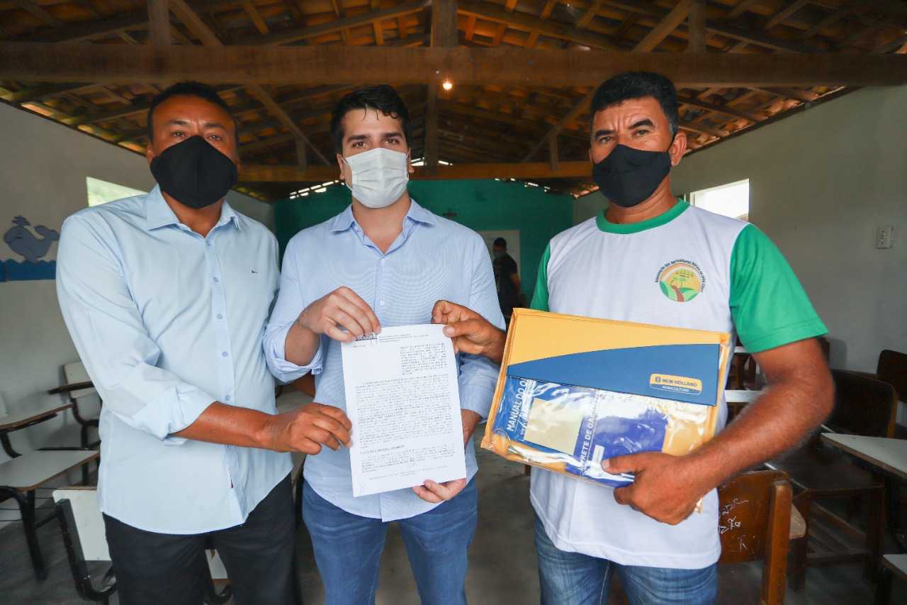Antonio Coelho entrega maquinários a agricultores de Panelas