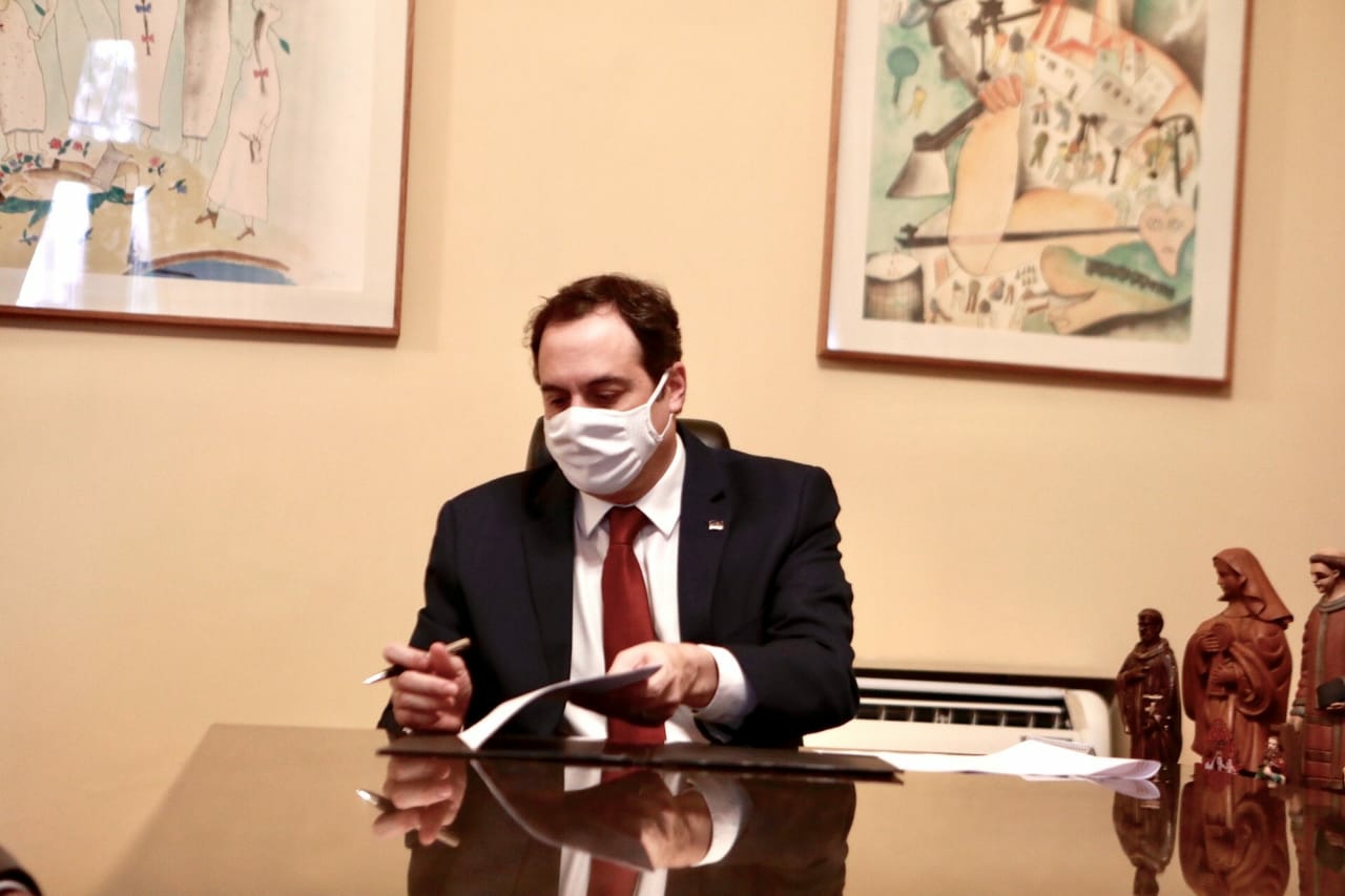 Sancionada Lei que disponibiliza computadores e internet para professores da rede estadual em Pernambuco