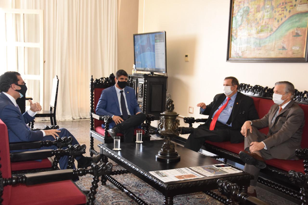 Lessa e presidente da OAB Caruaru se reúnem com presidente do TJPE