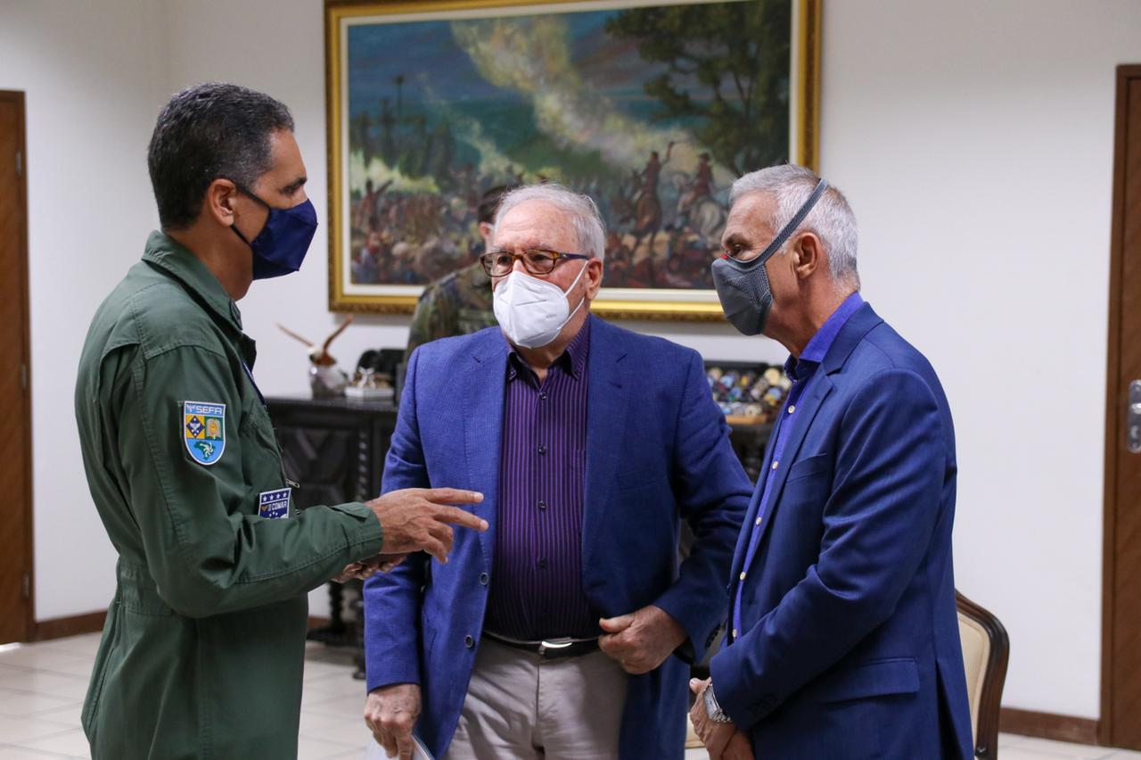 Prefeito de Vitória é recebido pelo Comandante da Aeronáutica