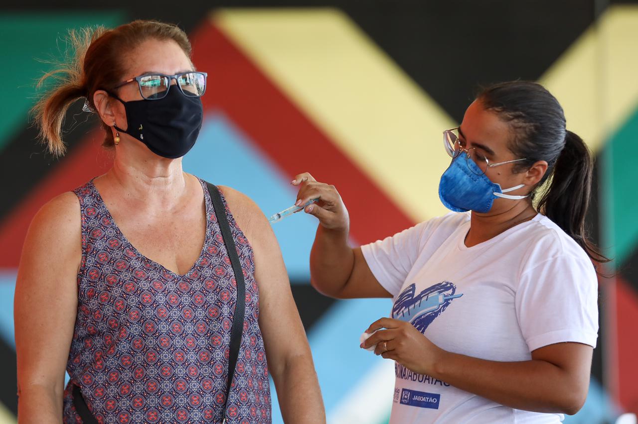 Jaboatão antecipa segunda dose da AstraZeneca e abre 10º drive-thru