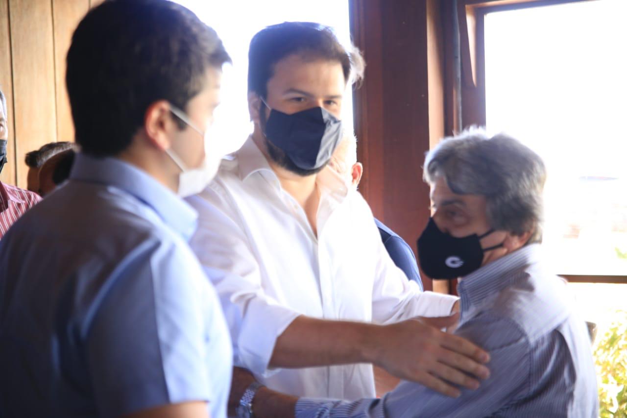 Mendonça e Gilvandro enchem a bola de Miguel Coelho