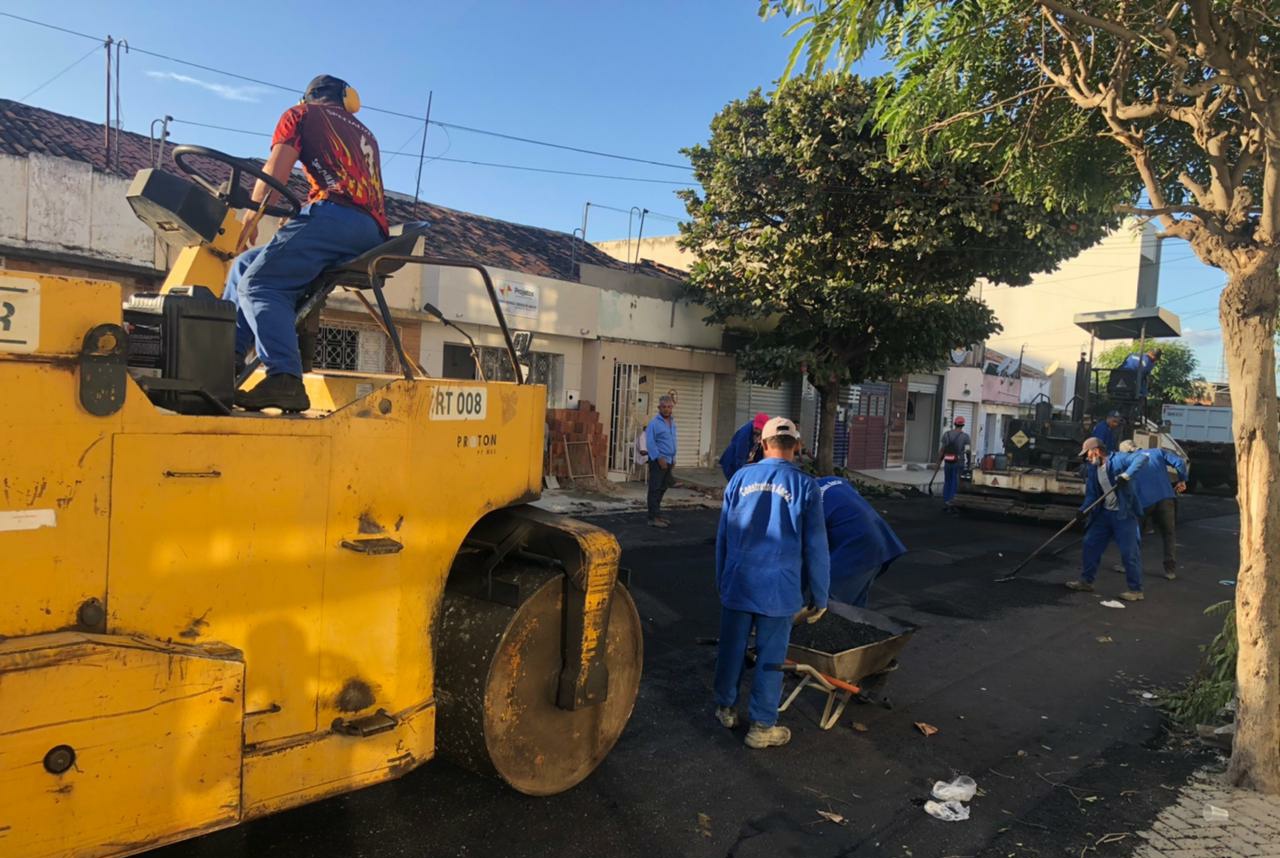 Edson Vieira comemora asfalto da Francisco Barros