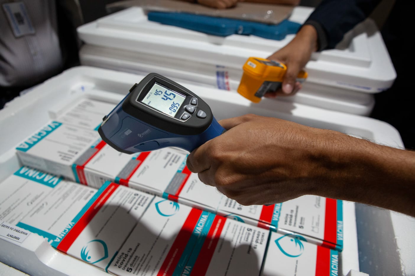 Mais 184.250 doses da AstraZeneca chegam a Pernambuco