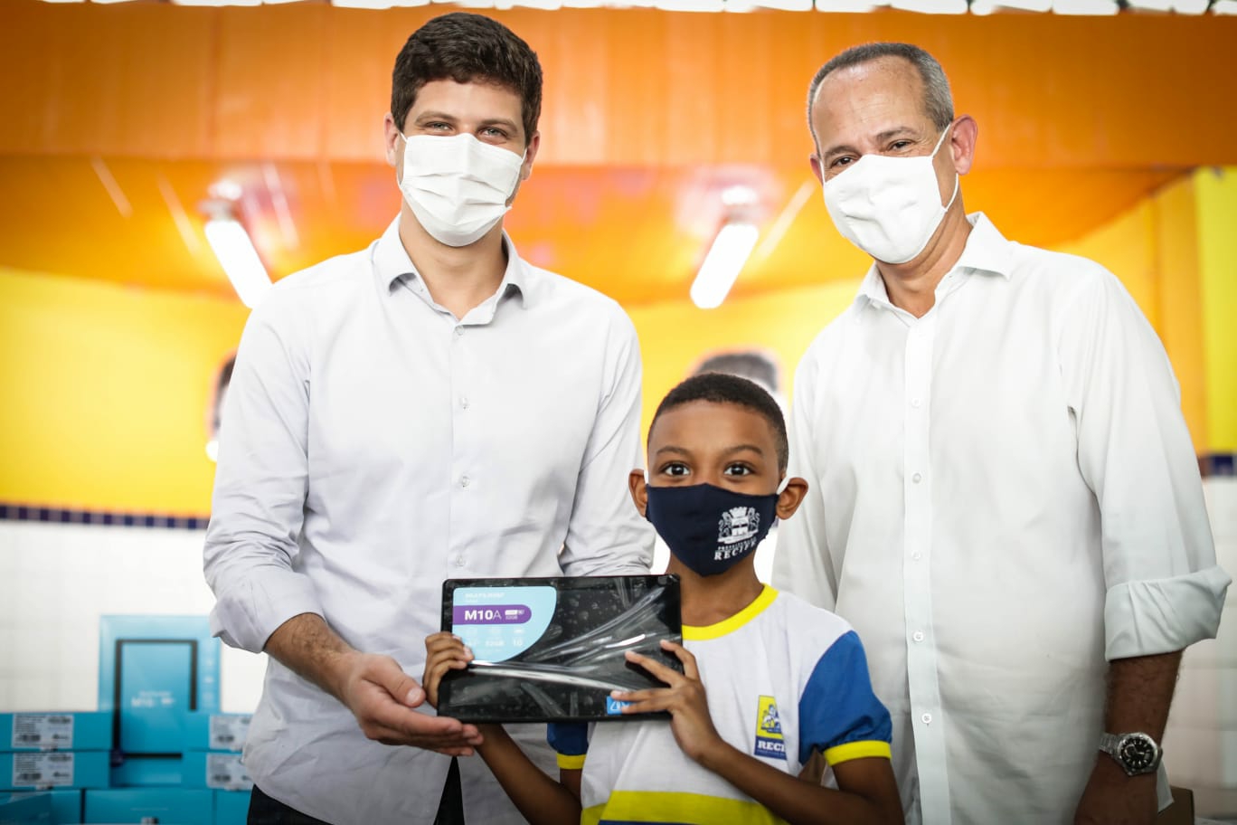 PCR inicia distribuição de equipamentos do Programa EducaRecife