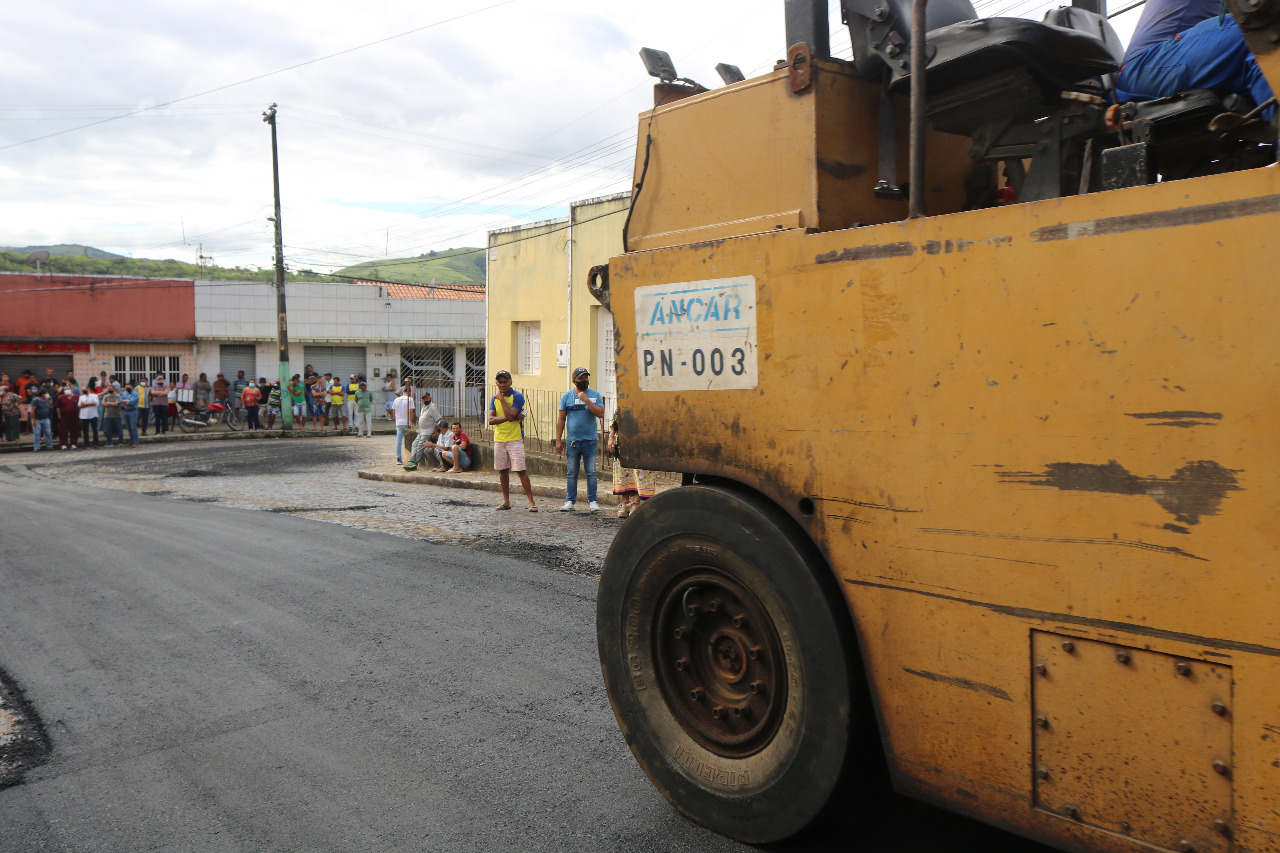 Alessandra celebra início das obras de pavimentação em Catende