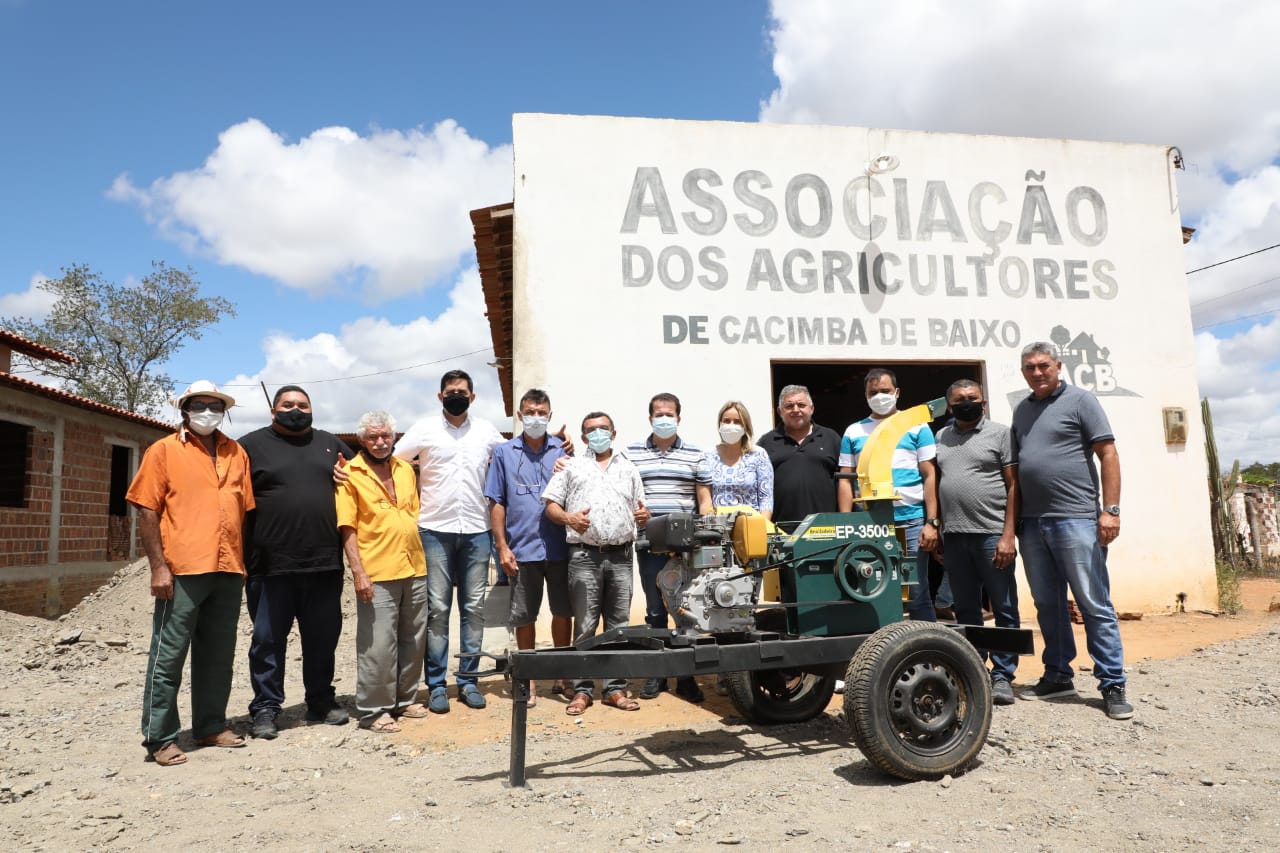 Alessandra Vieira promove entrega de ensiladeira para Associação