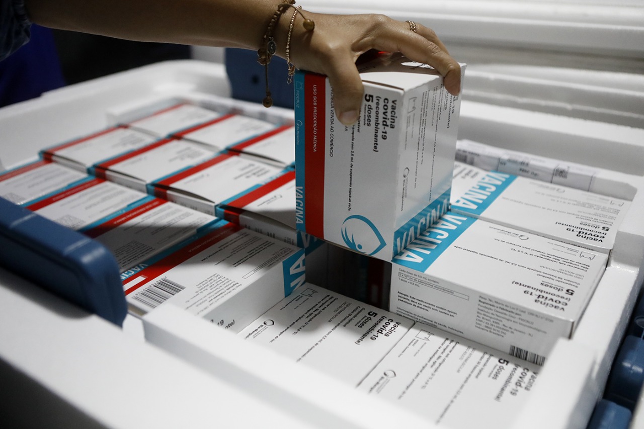Lote com 125 mil doses da AstraZeneca chega a Pernambuco